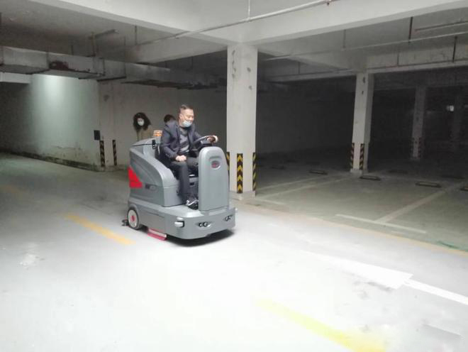 密云小区物业保洁不用人力改用驾驶式洗地机了